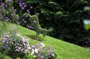paultons-topiary-rabbit          